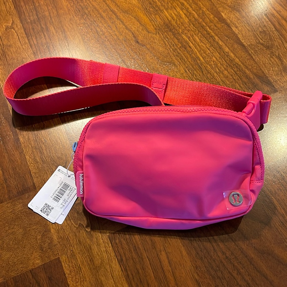 NWT LULULEMON EVERYWHERE BELT BAG 1L - LIP GLOSS - FUN PINK!!